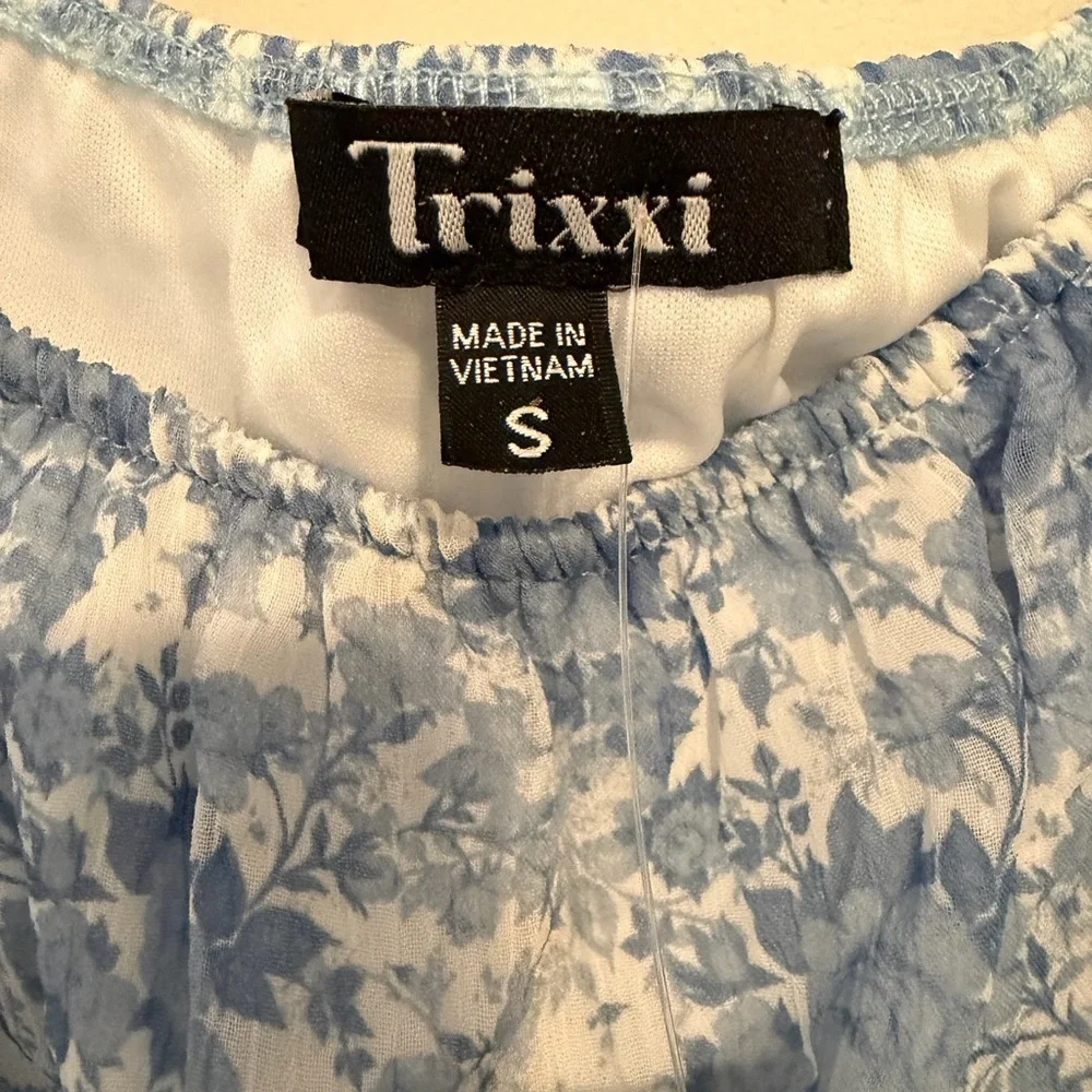 Francesca’s Trikki Blue Floral Puff Sleeve Romper NWT Small - Picture 3 of 4
